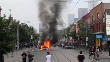 Protestoda kalabalık arabanın etrafında alevler içinde alkışlıyor