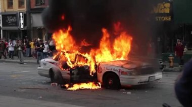 Polis arabasının CN Kulesi 'ndeki yangınla ilgili geniş bir görüntüsü var. -