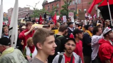 Çevik kuvvet kuyruğunda protesto eden insanlar