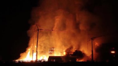 İnşaat alanındaki yangının geniş görüşü vinclerden daha yüksekte.