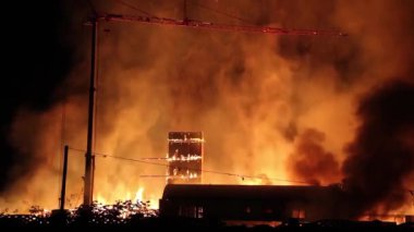 Gece Richmond, BC, Kanada 'da inanılmaz yoğun inşaat alanı yangını