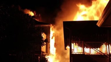 Başka bir eve maruz kalan ev gece alevler içinde yanmaya başladı.