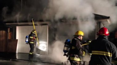 Geceleri arka sokaktaki garaj yangınında birden fazla itfaiyecinin görüldüğü yer.