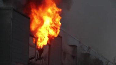 Düştükten ve yere çakılmadan önce ateşin açtığı ısı altında cam kırılıyor.