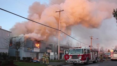 Şafak vakti Richmond, BC, Kanada 'da bir bina yangını.