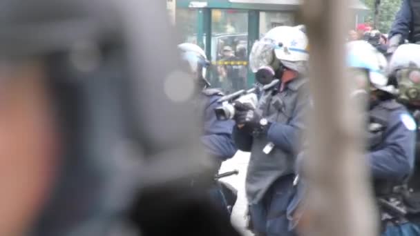 Silnie Uzbrojeni Funkcjonariusze Policji Maskach Przeciwgazowych Koniach — Wideo stockowe