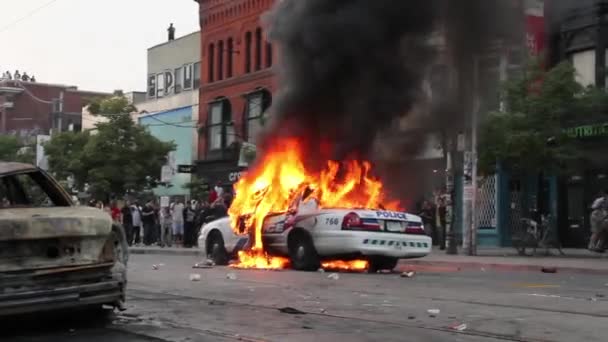 Giovani Manifestanti Gettano Spazzatura Spazzatura Nel Fuoco Dell Auto — Video Stock