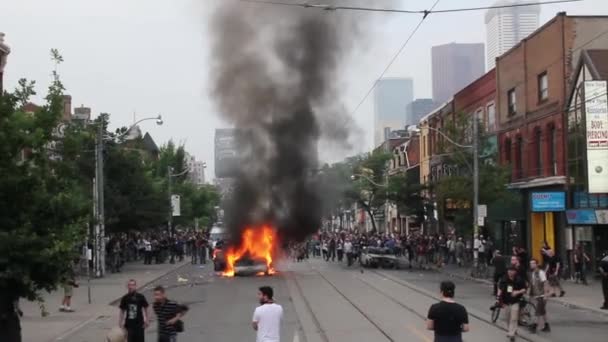 Penonton Bersorak Sorai Sekitar Mobil Dengan Api Sebagai Protes — Stok Video