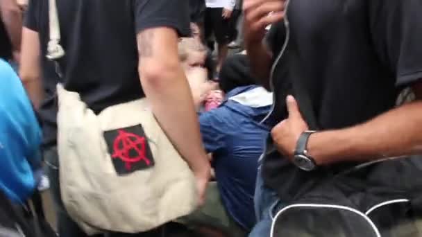 Hombre Con Herida Cabeza Sangrienta Ayudado Lejos Los Disturbios — Vídeo de stock