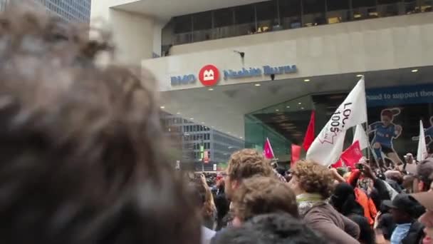 Manifestants Chantant Ligne Police Dans Centre Ville — Video