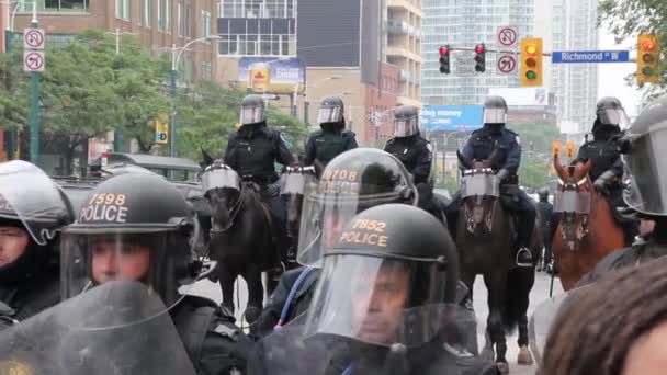 Berittene Polizisten Auf Pferden Viel Befahrener Kreuzung — Stockvideo