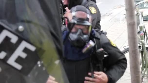 Upplopp Poliser Påtagning Gas Masker Med Blommor — Stockvideo