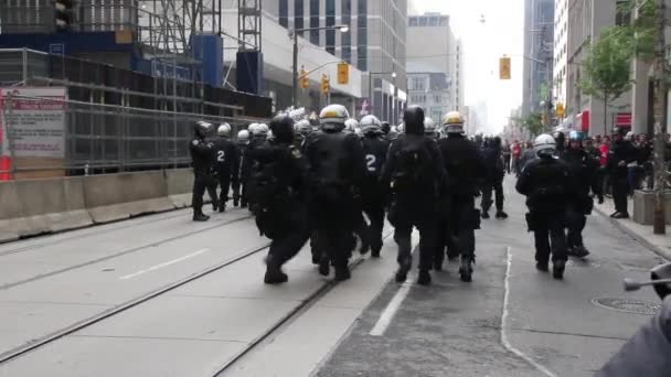 Demonstranten Necken Und Imitieren Bereitschaftspolizeieinheit — Stockvideo