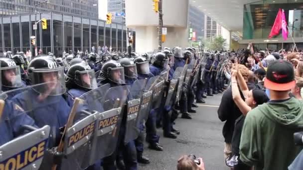 Manifestanti Cantano Slogan Politici Alla Grande Linea Polizia — Video Stock