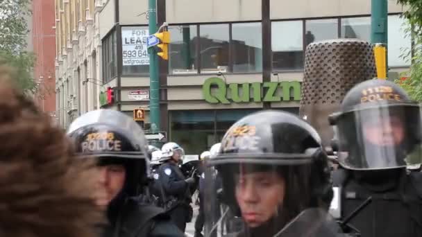 Manifestanti Piedi Fronte Alla Polizia Tenuta Antisommossa — Video Stock