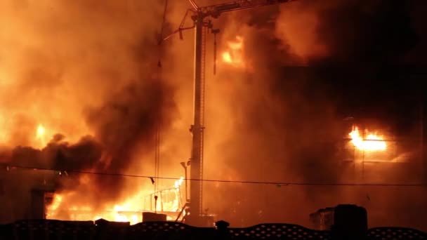 Pan Βολή Της Απίστευτης Φωτιάς Νύχτα Στέλνοντας Μαινόμενες Φλόγες Αυτοκινητόδρομο — Αρχείο Βίντεο