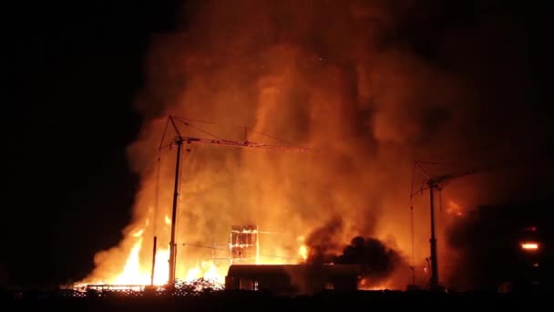 Široký Pohled Požár Staveniště Jeřáby Zvednutými Výš Než Jeřáby — Stock video