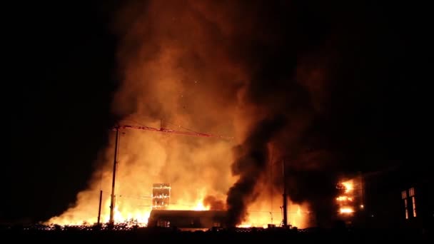 Establishing Shot Huge Fire Night Involving Construction Site New Condo — Stock Video