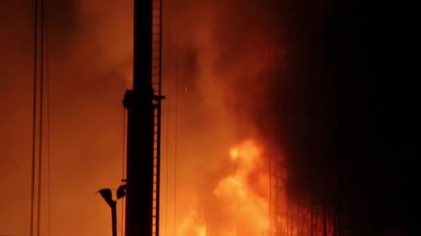 Câmera Inclinando Para Cima Enquanto Segue Eixo Guindaste Durante Incêndio — Vídeo de Stock