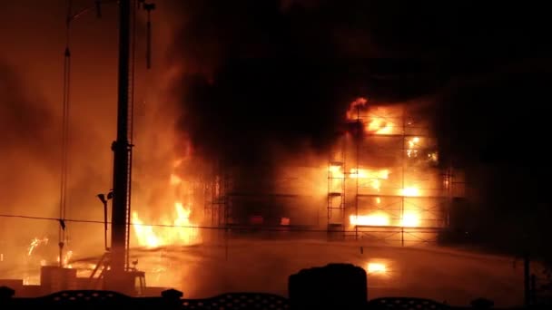 Unglücksort Der Nacht Schweres Feuer Brennt Halb Gebautem Gebäude — Stockvideo