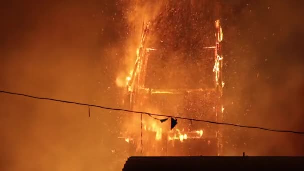 Maradék Fal Összeomlik Alatt Szuper Forró Tűz Küldése Törmelék Fel — Stock videók