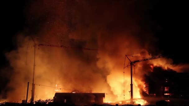 Απίστευτο Φωτιά Καίει Νύχτα Ένα Μεγάλο Εργοτάξιο Για Νέα Διαμερίσματα — Αρχείο Βίντεο