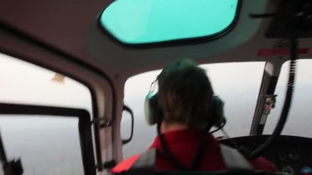 Pilotos Helicóptero Voando Sobre Estrada Exploração Madeireira Floresta Fumaça Durante — Vídeo de Stock
