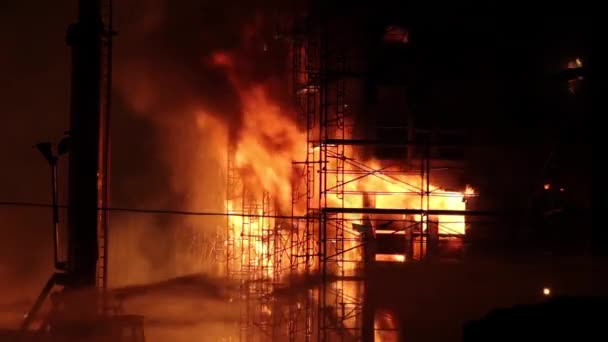 Colpo Croccante Impalcatura Che Avvolge Edificio Fiamme Costruzione — Video Stock