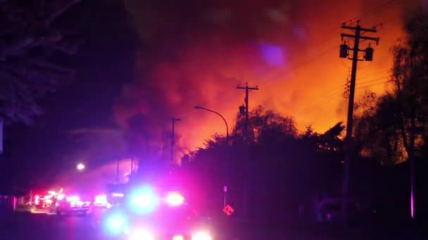 Nachtelijke Brand Creëert Oranje Gloed Buurt Van Weg Met Hulpdiensten — Stockvideo