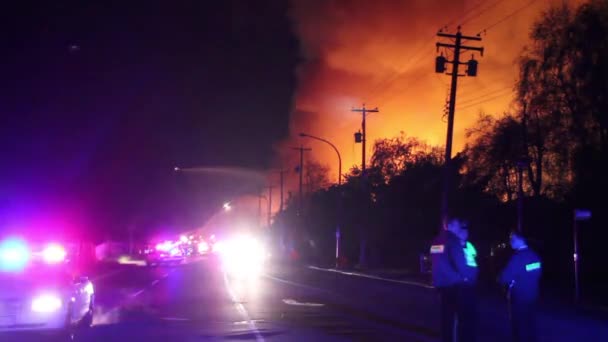 Urzędnicy Pogotowia Stojący Jezdni Światłami Stroboskopowymi Podczas Dużego Pożaru — Wideo stockowe