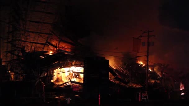 공사중인 건물에 잔해들은 불타고 더미들 — 비디오