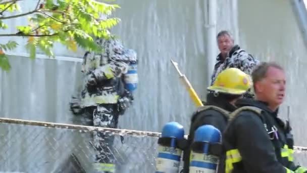 Bomberos Cubiertos Espuma Blanca Extinguible Caminan Largo Del Lado Casa — Vídeo de stock