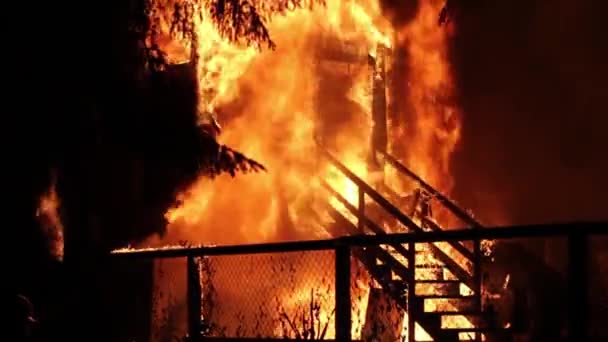 Intensywny Pożar Całkowicie Obejmujący Ganek Przed Rezydencją Nocy — Wideo stockowe