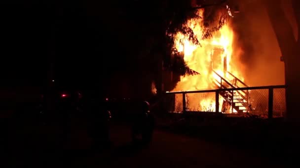 Feuerwehrleute Gehen Schatten Eines Brennenden Hauses Der Nacht Dunkeln Spazieren — Stockvideo