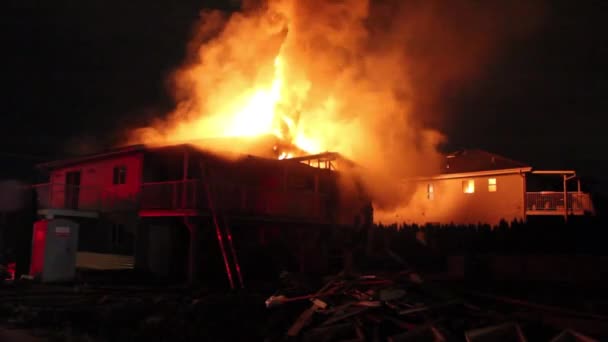 Grande Incendio Notturno Fuoriuscire Fiamme Dal Tetto Nord America — Video Stock