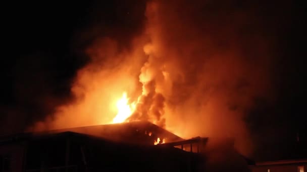 Plamen Trhající Uprostřed Oblaku Kouře Během Stavby Požární Dům — Stock video