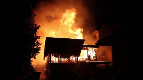 バンクーバーの家を炎が高い撮影で激しい火災旅行 — ストック動画