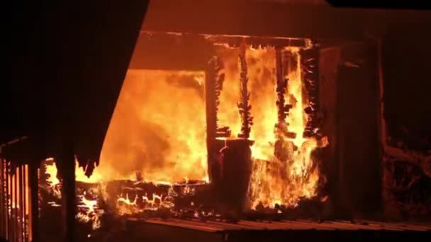 Sehr Heiße Flammen Die Durch Die Wand Lodern Und Fetzen — Stockvideo