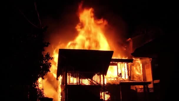 Απίστευτα Καυτή Και Άγρια Φωτιά Κατακλύζει Ένα Σπίτι Και Εξαπλώνεται — Αρχείο Βίντεο