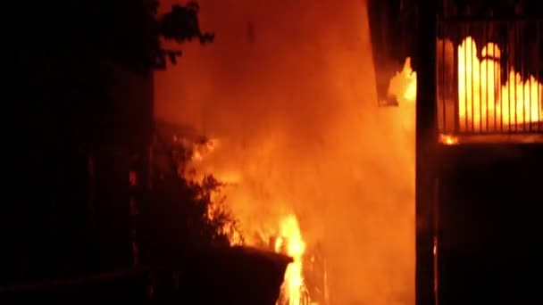 Schräge Aufnahme Von Raum Zwischen Zwei Häusern Brand Geraten Weil — Stockvideo