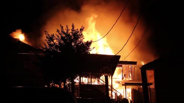 Teil Des Hausdachs Stürzt Bei Nächtlichem Großfeuer Wohnviertel Ein — Stockvideo