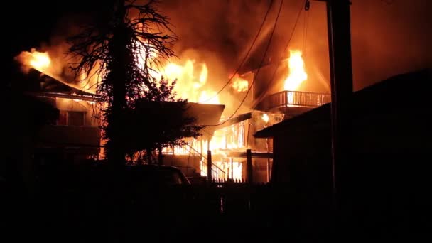 Hihetetlen Látvány Egy Ijesztő Tűz Éjszaka Bevonásával Három Ház Egymás — Stock videók
