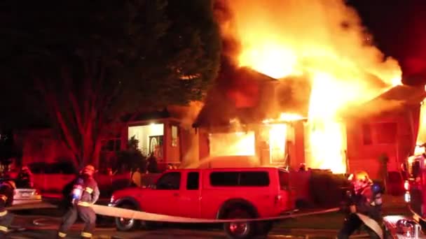Látványos Bemutatása Tűzoltási Erőfeszítések Helyszínen Teljesen Érintett Ház Tűz — Stock videók