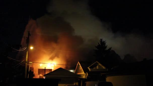 Lángok Füst Árad Házból Emelkedik Környéken — Stock videók