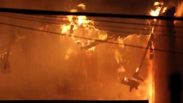 Zbliżenie Płomieni Wypełniających Całą Ramę Podczas Spalania Przez Konstrukcję — Wideo stockowe