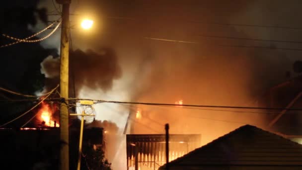 Hus Brand Visar Stora Skador Medan Nästa Visar Måttliga Skador — Stockvideo