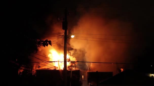 Fogo Pesado Saindo Uma Casa Lado Uma Que Queimou — Vídeo de Stock