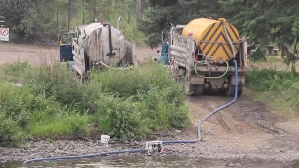 Camión Cisterna Rellenando Sus Tanques Agua Del Río Con Una — Vídeos de Stock