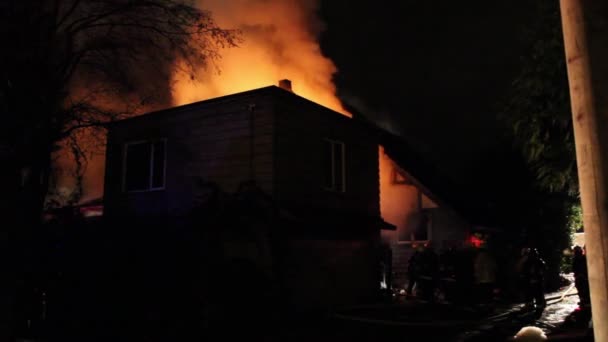Blask Widziany Domem Podczas Pożaru Budynku Nocy Strażakami — Wideo stockowe