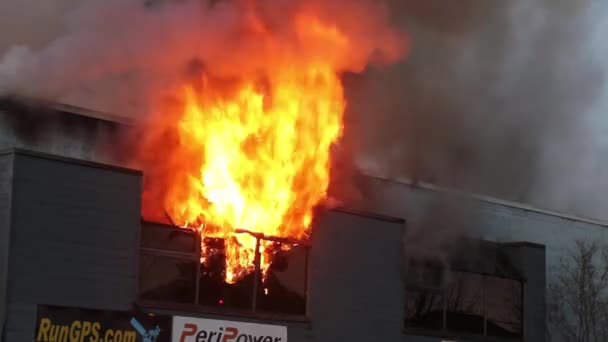 Zware Vlammen Die Uit Het Raam Branden Giftige Rook Veroorzaken — Stockvideo